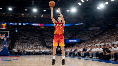 V体育篮球赛事配图，NBA季后赛比赛中球员投篮瞬间